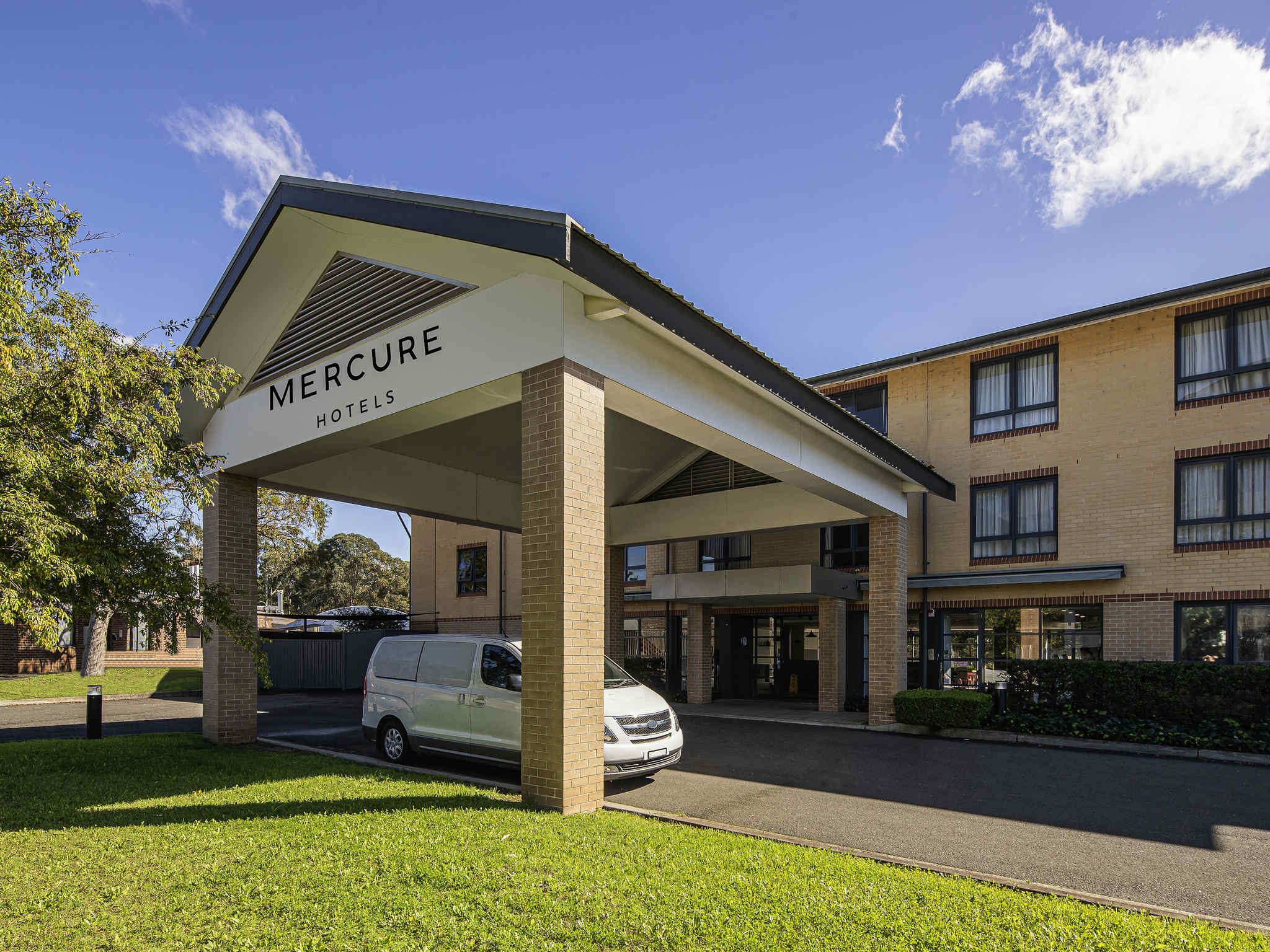 An image of the front of the Mercure Sydney Macquaire Park Hotel.